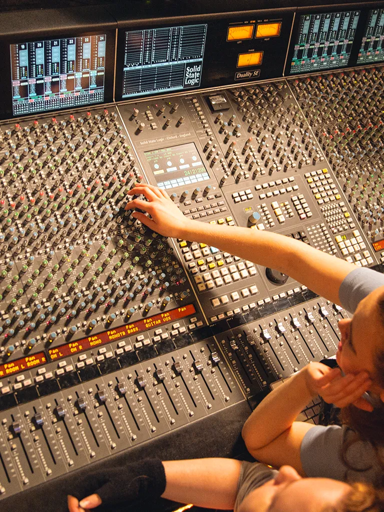Recoding Mixing Engineer Workshop: Recording + Mixing a Band (Melbourne) | JMC Academy